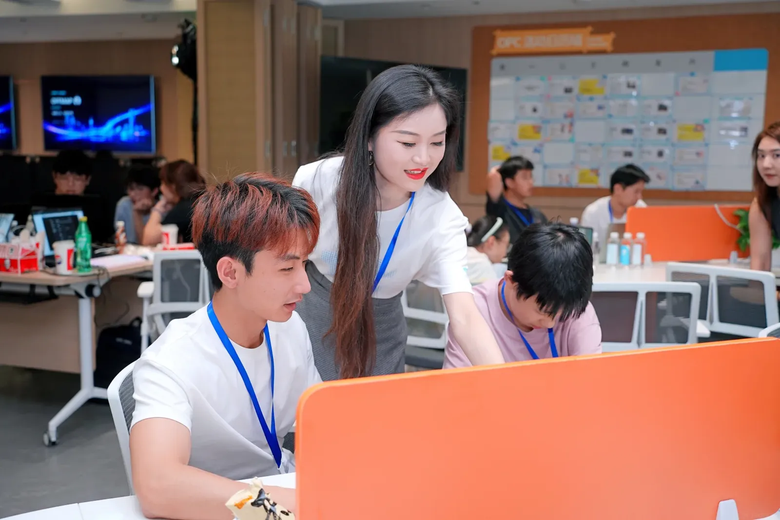 场地伙伴锦邻创享 OPC 社区负责人黄瑶,在现场陪参赛者开发。