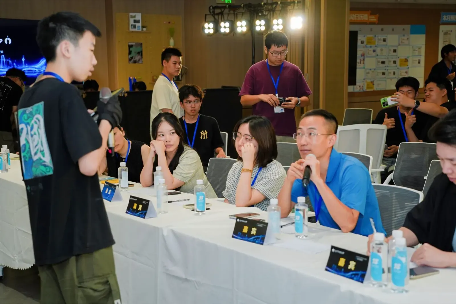 演示结束后,评委逐一给出反馈。