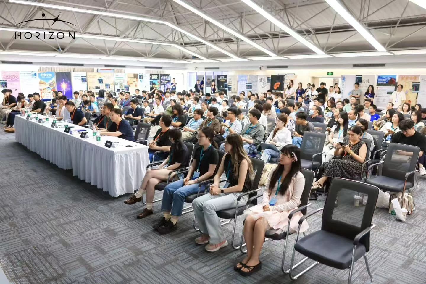 参赛者坐满了会场
